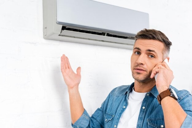 Si estás pensando en instalar un aire acondicionado en Barcelona, seguramente te preguntes cuánto cuesta el proceso y qué factores influyen en el precio final. La instalación de un sistema de climatización no solo implica la compra del equipo, sino también la mano de obra, los materiales y posibles ajustes en la instalación eléctrica.
En Instalaciones BEC, te explicamos en detalle los costes aproximados, los diferentes tipos de aire acondicionado y algunos consejos para ahorrar en la instalación.
Factores que influyen en el precio de instalación de un aire acondicionado
El precio de instalar un aire acondicionado en Barcelona puede variar considerablemente dependiendo de varios factores. Estos son los más relevantes:
1. Tipo de aire acondicionado
Existen diferentes tipos de sistemas de climatización, cada uno con sus propias necesidades de instalación y costes asociados:
Aire acondicionado split: Es el sistema más común, compuesto por una unidad interior y una exterior. Su instalación es relativamente sencilla y económica.
Aire acondicionado multisplit: Similar al anterior, pero con varias unidades interiores conectadas a una sola unidad exterior. Requiere una instalación más compleja.
Aire acondicionado por conductos: Ideal para climatizar toda la vivienda. Su instalación es más costosa, ya que implica la colocación de conductos en el techo.
Aire acondicionado portátil: No requiere instalación fija, aunque su eficiencia es menor en comparación con los sistemas anteriores.
Además, te dejamos con un artículo para que descubras cuáles son las últimas innovaciones en aires acondicionados.
2. Potencia del equipo (frigorías necesarias)
La potencia del aire acondicionado se mide en frigorías por hora (fg./h) en España, y es fundamental elegir la adecuada para garantizar un buen rendimiento sin gastar de más en la factura eléctrica.
Como referencia, estos son los valores aproximados según el tamaño de la estancia:
Superficie (m²)
Frigorías recomendadas (fg./h)
Hasta 15 m²
2.000 – 2.500 fg./h
20 – 30 m²
3.000 – 4.000 fg./h
30 – 40 m²
4.000 – 5.500 fg./h
Más de 40 m²
6.000 fg./h o más

Si eliges un equipo con menos frigorías de las necesarias, no enfriará adecuadamente. Si optas por uno demasiado potente, consumirás más energía de la necesaria.
3. Características del espacio de instalación
La facilidad o dificultad de la instalación también influye en el coste. Algunos factores a considerar son:
Ubicación de la unidad exterior: Si es de difícil acceso, puede requerir andamios o una grúa, aumentando el precio.
Distancia entre las unidades: Cuanto mayor sea la distancia entre la unidad interior y la exterior, más metros de tubería y cableado se necesitarán.
Tipo de pared: Instalar un split en una pared de hormigón puede ser más complicado que en una de pladur.
4. Costes de la instalación eléctrica y tuberías
En algunos casos, puede ser necesario realizar ajustes en la instalación eléctrica para soportar la potencia del equipo. Además, si se requieren canaletas para ocultar las tuberías o perforaciones en la pared, el precio también se verá afectado.
5. Mano de obra y empresa instaladora
No todas las empresas de instalación tienen las mismas tarifas. En Instalaciones BEC contamos con técnicos especializados que garantizan un trabajo de calidad a precios competitivos.
Precios aproximados de instalación según el tipo de aire acondicionado
Los precios pueden variar según el instalador y las condiciones específicas de la vivienda, pero estos son algunos rangos de referencia:
Aire acondicionado split: entre 250 y 400 €
Aire acondicionado multisplit: entre 400 y 900 €, dependiendo del número de unidades interiores
Aire acondicionado por conductos: entre 1.500 y 3.500 €
Aire acondicionado portátil: sin instalación fija, solo el coste del equipo
Estos precios incluyen la instalación básica con mano de obra y materiales estándar.
Precio medio de instalación de aire acondicionado en Barcelona en 2024
En Barcelona, el precio medio de instalación de un aire acondicionado split ronda los 300 – 350 €, mientras que un multisplit puede superar los 700 €.
Si comparamos con otras ciudades de España, los precios en Barcelona son ligeramente más altos debido a la alta demanda, especialmente en verano.
¿Qué incluye el precio de la instalación?
El precio de la instalación suele incluir:
Mano de obra del técnico
Materiales básicos (soportes, tuberías y cables)
Pruebas de funcionamiento
Pequeñas perforaciones en la pared
Algunas empresas ofrecen servicios adicionales como mantenimiento o garantía extendida, lo que puede incrementar el coste. También te damos algunos consejos para mejorar la eficiencia energética de tu aire acondicionado.
Consejos para ahorrar en la instalación de un aire acondicionado
Aprovecha promociones y descuentos: Algunas tiendas ofrecen instalación gratuita o con descuento al comprar el equipo.
Elige la potencia adecuada: Evita equipos sobredimensionados que aumenten el consumo eléctrico.
Solicita varios presupuestos: Compara precios antes de decidirte por un instalador.
Preguntas frecuentes sobre la instalación de aire acondicionado en Barcelona
¿Cuánto tiempo tarda la instalación?
Un split estándar suele instalarse en unas 3 – 4 horas. Sistemas más complejos pueden tardar más.
¿Es necesario pedir permisos o licencias?
En la mayoría de los casos, no se requiere permiso. Sin embargo, en edificios comunitarios es recomendable consultar con la comunidad de vecinos.
¿Qué mantenimiento requiere un aire acondicionado?
Se recomienda limpiar los filtros cada mes y realizar una revisión anual para evitar problemas.
¿Cuánto cuesta instalar un aire acondicionado en Barcelona?
El precio de instalación depende del tipo de equipo, la dificultad del trabajo y la empresa instaladora. En términos generales, instalar un aire acondicionado en Barcelona puede costar entre 250 y 900 €, dependiendo de las necesidades específicas de cada vivienda.
Si buscas una instalación profesional y eficiente, en Instalaciones BEC te ofrecemos asesoramiento y servicio de calidad. Contacta con nosotros para obtener un presupuesto sin compromiso.