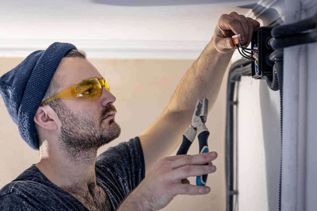 InstalacionesBec, instalación eléctrica industrial y residencial, servicio de montaje y cableado eléctrico, electricidad y mantenimiento en Alicante y Murcia.