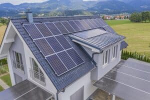 Paneles solares instalados en la azotea de una vivienda unifamiliar.