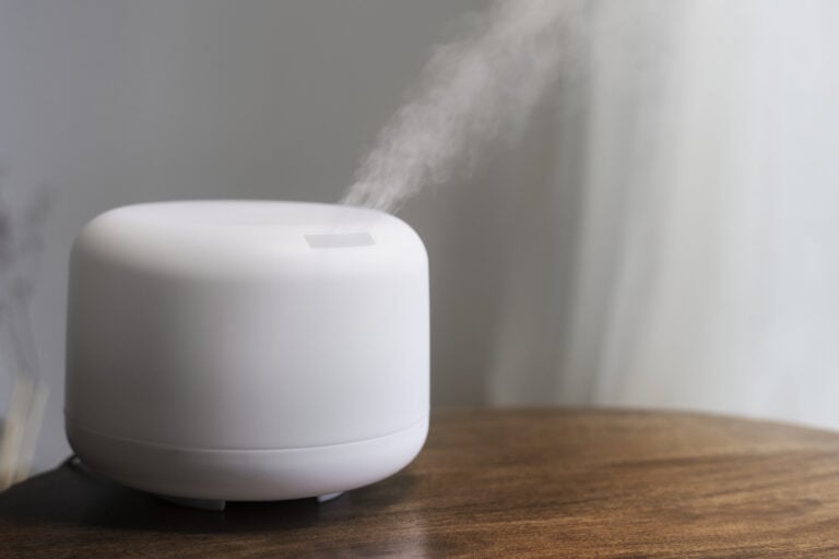 Purificador de aire inteligente con tecnología de humidificación y aromaterapia, ideal para mejorar la calidad del aire en espacios interiores. Diseño compacto y moderno para el hogar o la oficina.