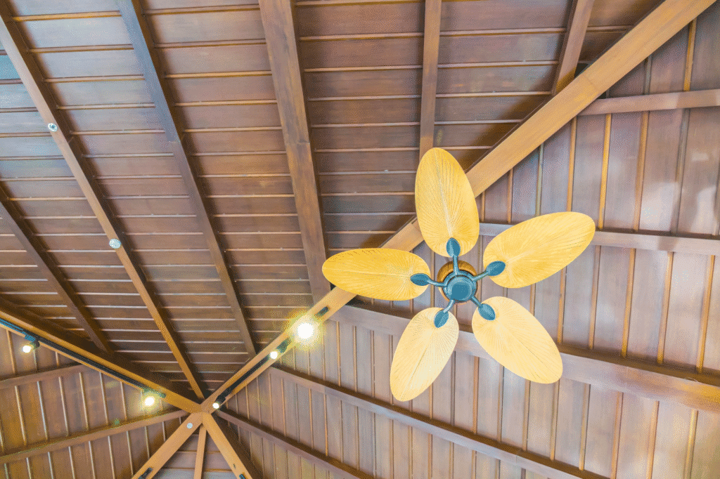 Techo de madera con ventilador de diseño botánico para espacios residenciales y comerciales sostenibles.